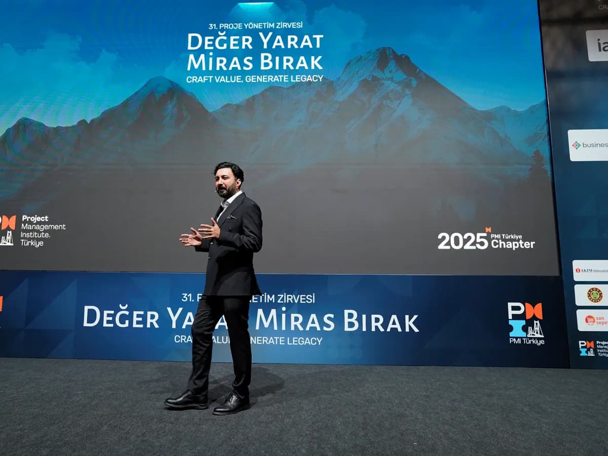 Fatih Görgülü PMI Türkiye Proje Yönetim Zirvesi sahnesinde konuşurken