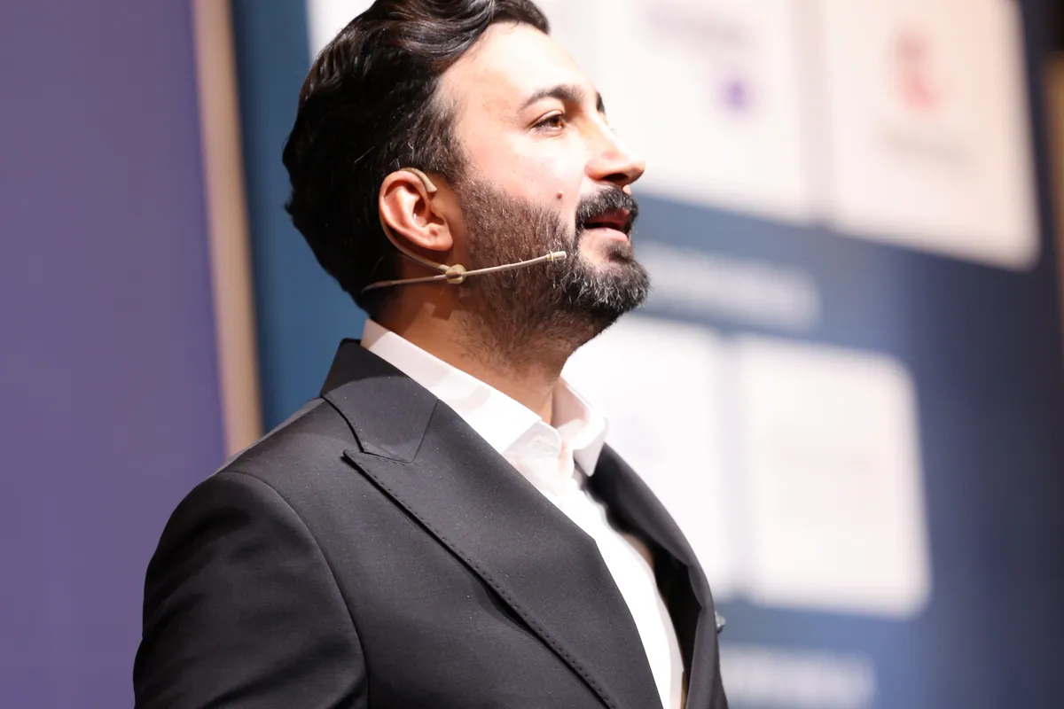 Fatih Görgülü sahnede proje yönetimi üzerine konuşurken