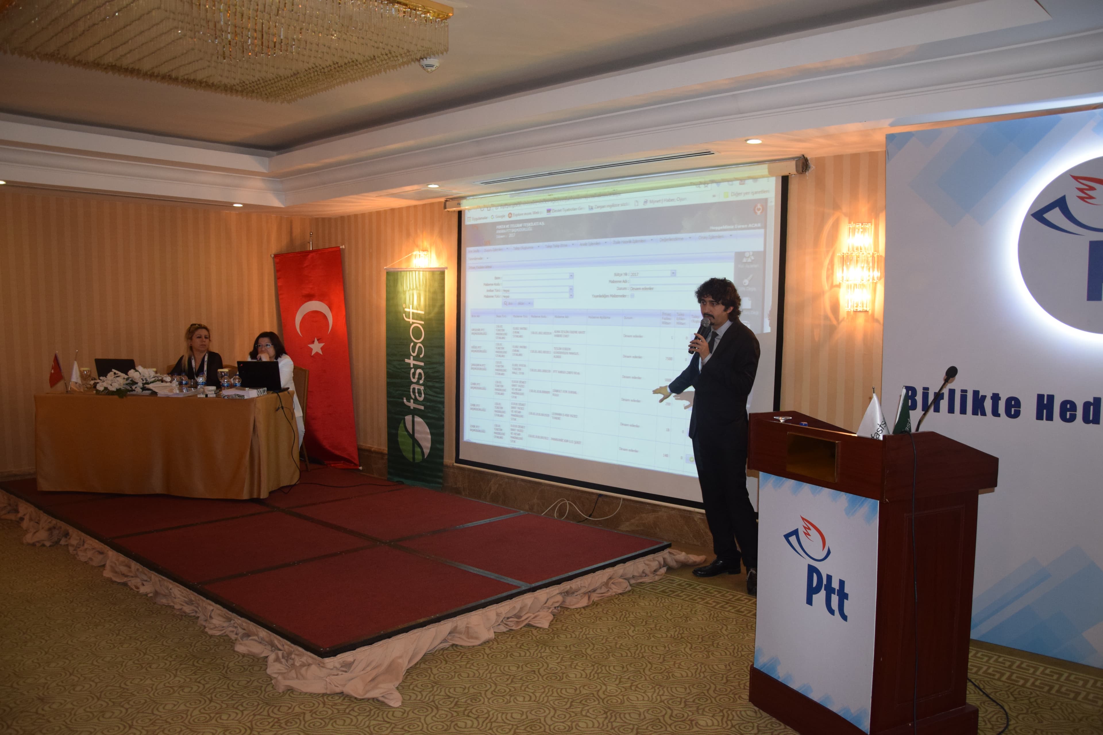 PTT SSYS kullanıcı eğitimi sırasında sistem ekranı ve sunum yapan eğitmen